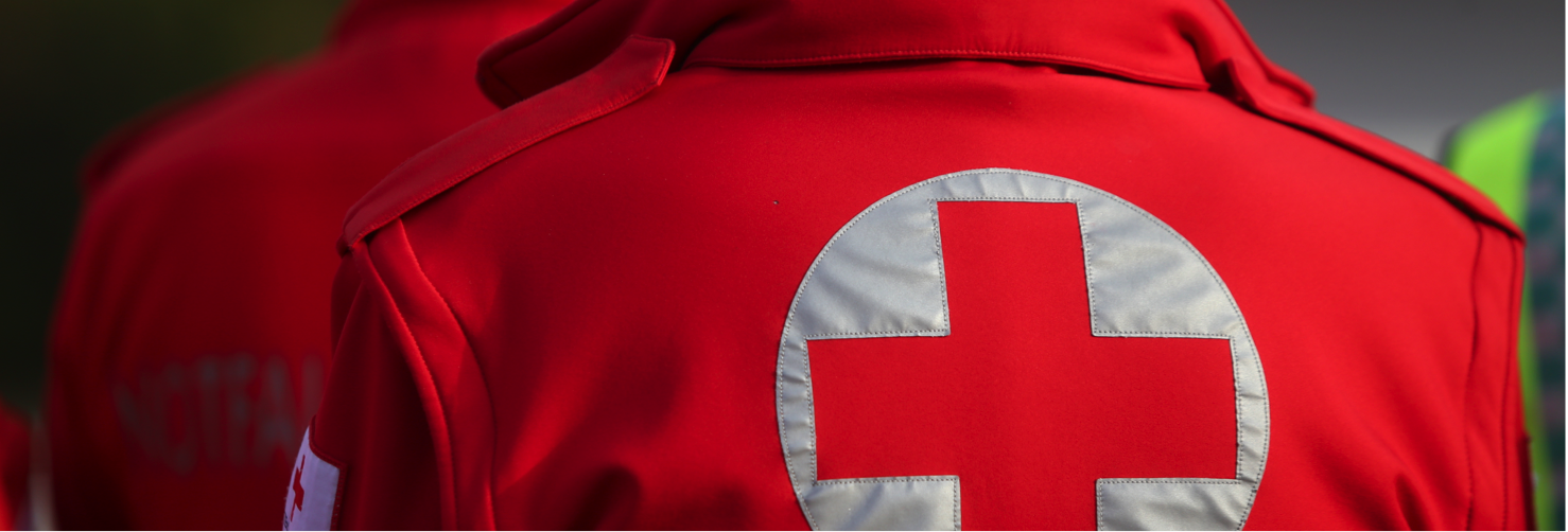 Chaqueta de cruz roja desde atrás