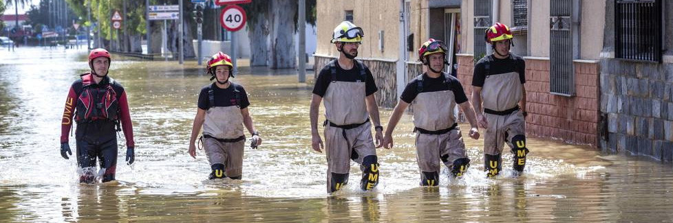 bomberos rescatando en inundación