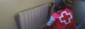 chica cruz roja protege calefacción domicilio
