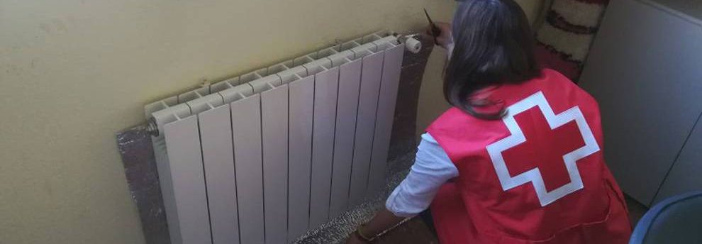 chica cruz roja protege calefacción domicilio