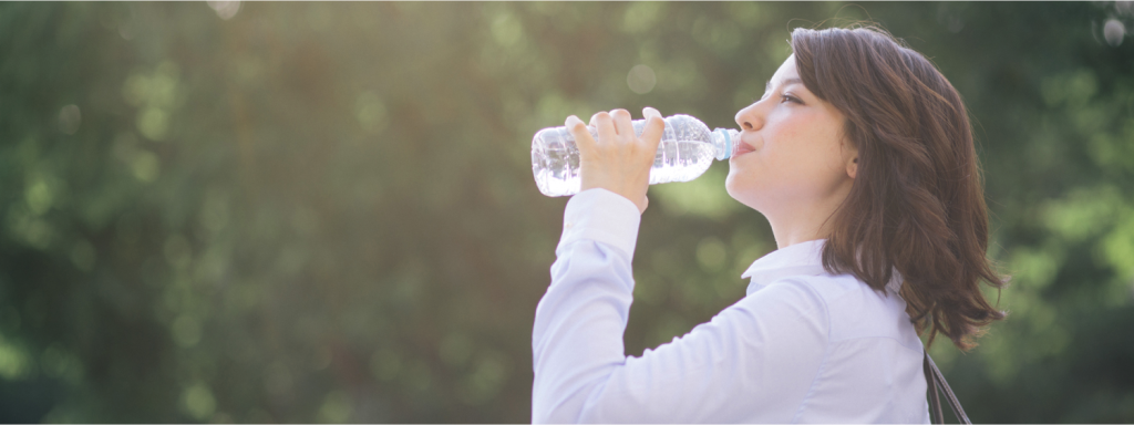 chica joven hidratándose bebiendo agua
