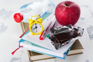 imagen tipo de un kit escolar: fruta, libro, agua, etc
