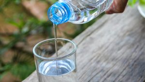 Imagen de un vaso y una botella de agua
